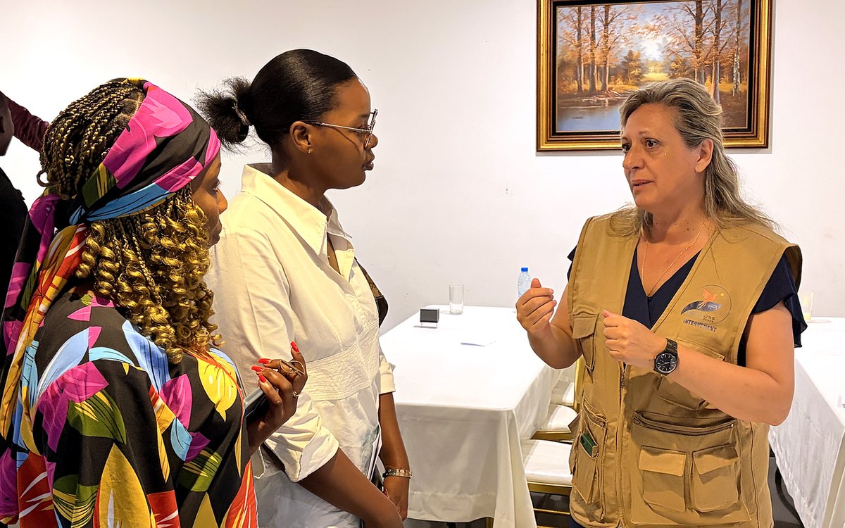 Échange entre une bénévole HoPE sur le terrain et des interlocutrices locales